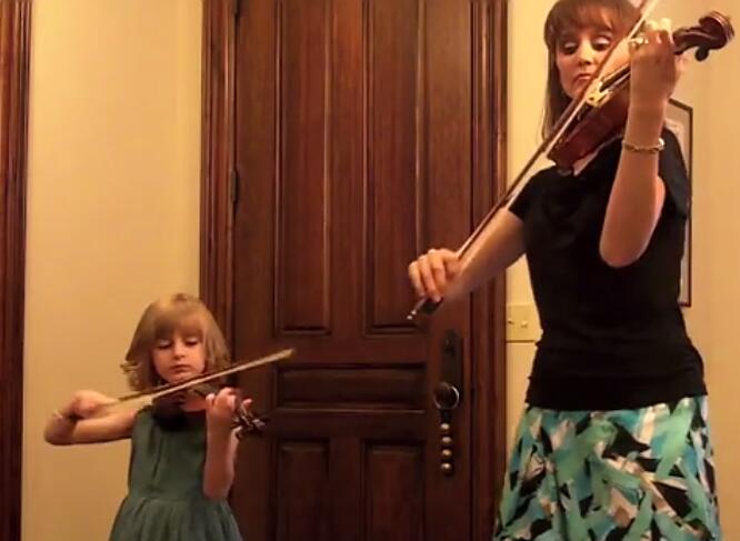 超有爱，母女演奏巴赫d小调双小提琴协奏曲