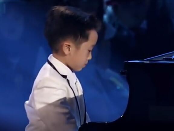 香港钢琴神童六岁李承璁演奏《Flood Time》