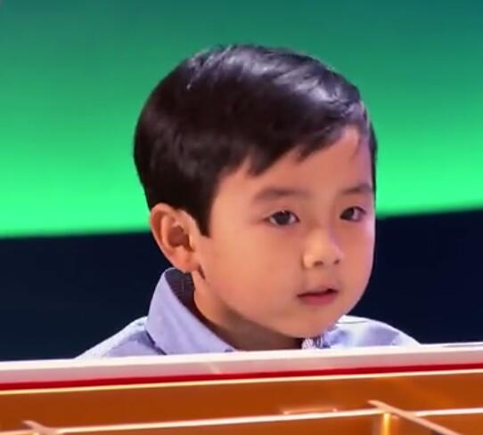 四岁男孩弹奏《野蜂飞舞》和《土耳其进行曲》