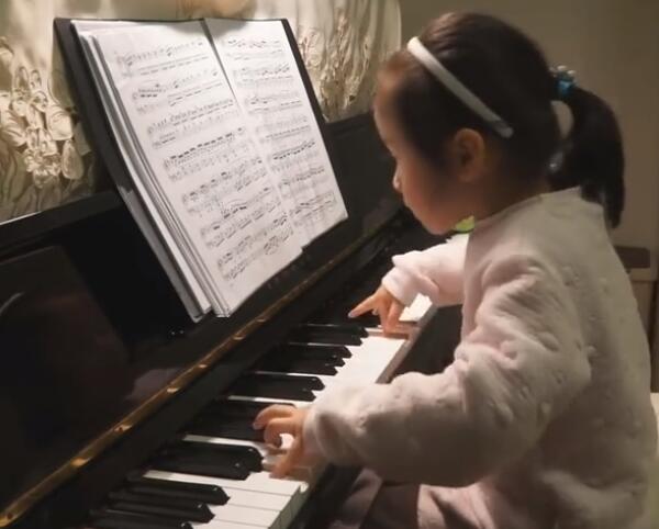 朋友圈爆红的八度女孩依依