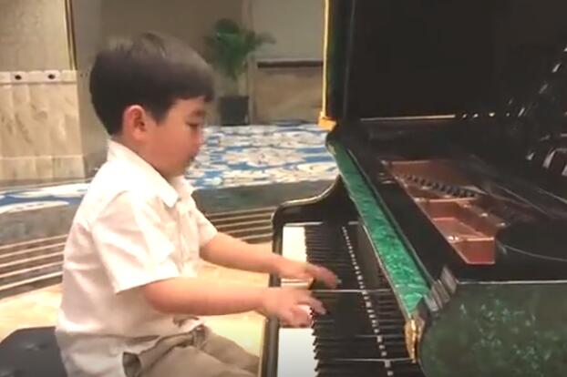 当5岁小男孩演奏钢琴时，瞬间被震撼了！弹得太好了！