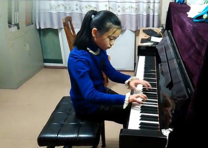 小女孩钢琴独奏《山丹丹花开红艳艳》